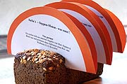 originell: Speisekartenhalter aus Brot (Foto: Marikka-Laila Maisel)